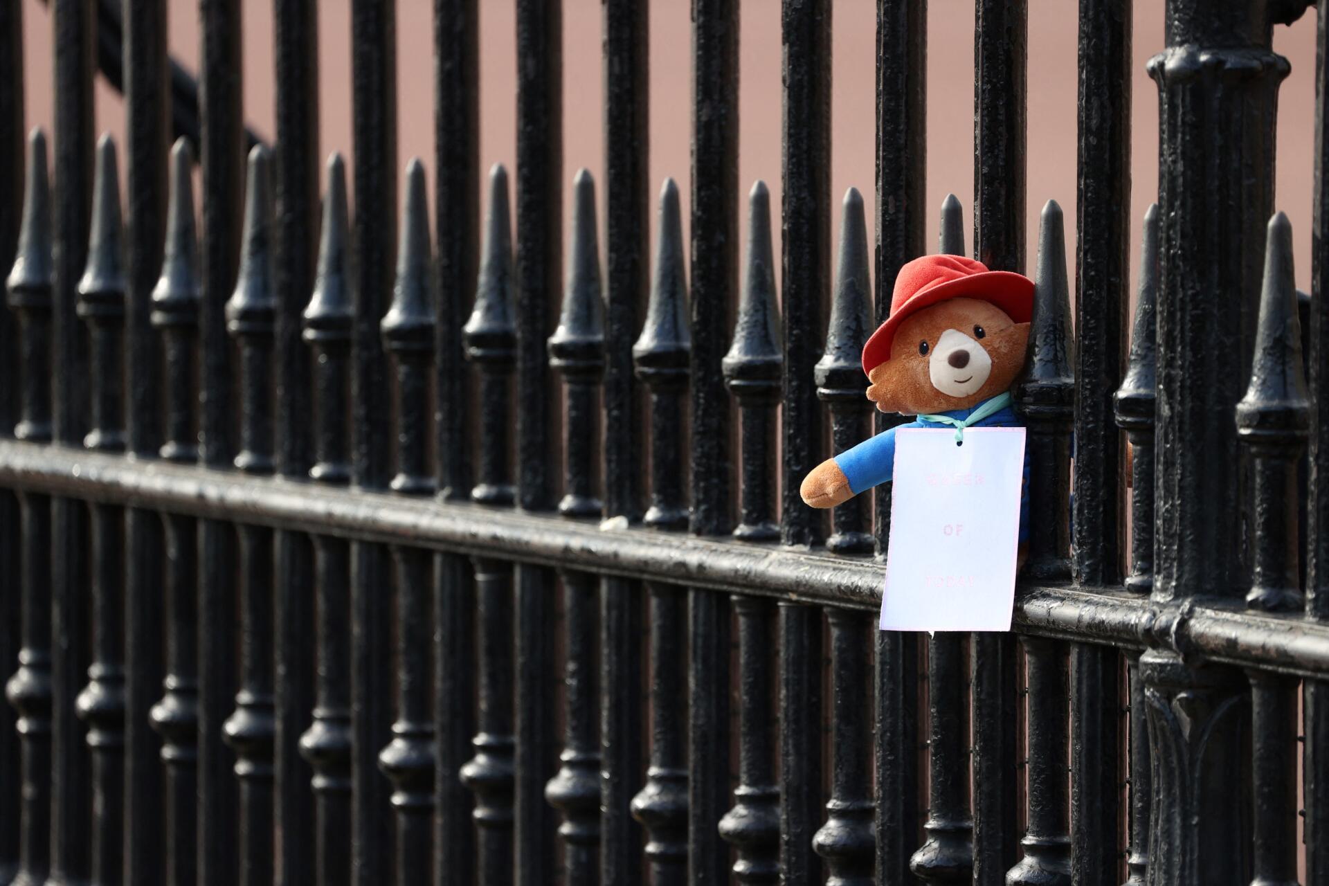 A teddy bear Paddington left in front of Buckingham Palace, in London, on September 10, 2022. Queen Elizabeth II had participated in a humorous short film with the fictional character on the occasion of the jubilee for her 70 years of reign, in June 2022.