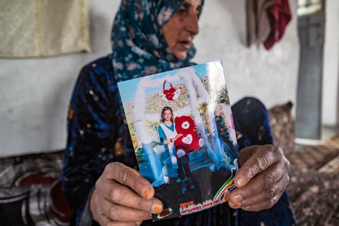 Shawafa Khodr tient une photo de sa fille disparue, Jenda Saeed (27 ans), dans sa maison du village de Batirzan, dans la campagne de la province de Hasakah, dans le nord-est de la Syrie, le 4 mai 2022.