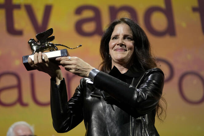 Documentary filmmaker Laura Poitras won Mostra's Golden Lion on Saturday for a film that highlights the career of photographer Nan Goldin, a figure in the New York underground, and her fight against opiates in the United States. United States.  In Venice, September 10, 2022.