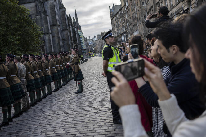 I passanti guardano i membri del 4° Battaglione Royal Regiment of Scotland fuori dalla Cattedrale di St Giles, Edimburgo, Scozia, sabato 10 settembre 2022.