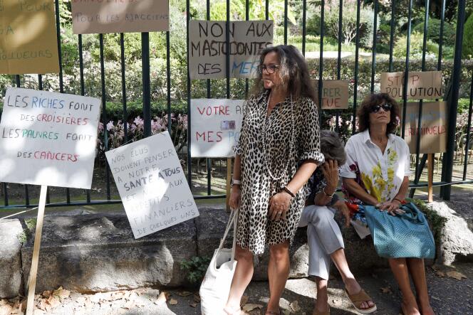 Une centaine de militants écologistes ont manifesté, samedi 10 septembre, à Ajaccio (Corse-du-Sud), contre la multiplication des escales de croisière.