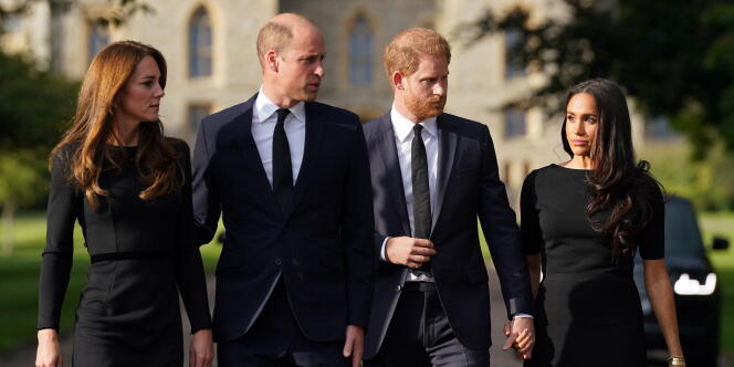 Il principe William, erede alla corona, e suo fratello Harry, così come le rispettive mogli, Kate e Meghan, sono andati a pregare insieme sabato pomeriggio davanti ai fiori deposti in memoria della regina Elisabetta II al Castello di Windsor.