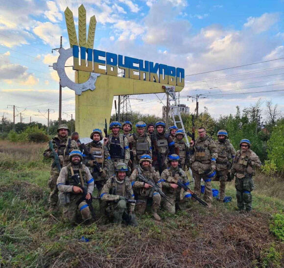 Des militaires ukrainiens posent dans la ville de Vasylenkove récemment libérée, dans la région de Kharkiv, publié le e10 septembre 2022.