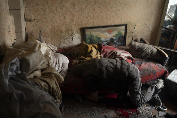 Un corps sans vie à l’intérieur d’une maison après une attaque russe dans la région de Pokrovsk, le 11 septembre 2022.