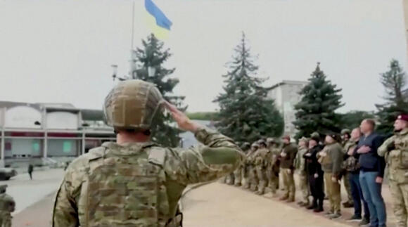 Capture d’écran tirée de la vidéo d’une cérémonie militaire à Balakliïa, en Ukraine, le 10 septembre 2022,