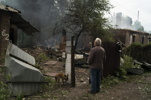 Oleksander Zaitsev, 67 ans, se tient devant la maison où son ami a été retrouvé mort après une attaque russe dans la région de Pokrovsk, en Ukraine, le 11 septembre 2022.