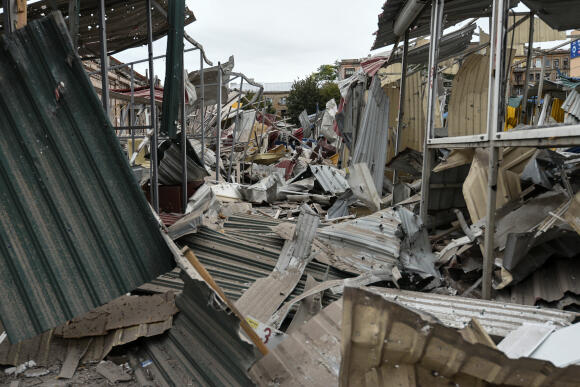 Un marché détruit par un tir de missile russe,  dans le centre de Dnipro, le 11 septembre 2022.