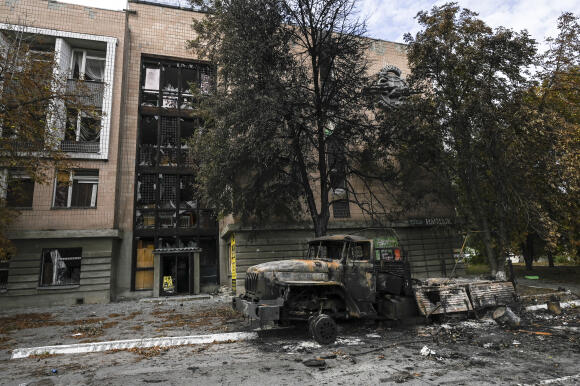 Un véhicule militaire russe détruit, à Balakliïa, dans la région de Kharkiv, le 10 septembre 2022.