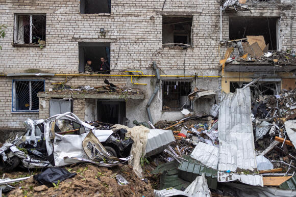 Un bâtiment résidentiel détruit par une frappe aérienne, à Mykolaïv, en Ukraine, le 11 septembre 2022.