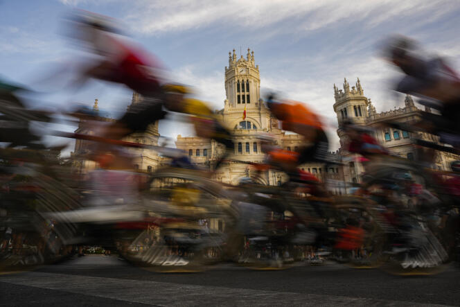 El pelotón pasa por el Ayuntamiento de Madrid durante la 21ª etapa de la 77ª Vuelta el 11 de septiembre de 2022. 