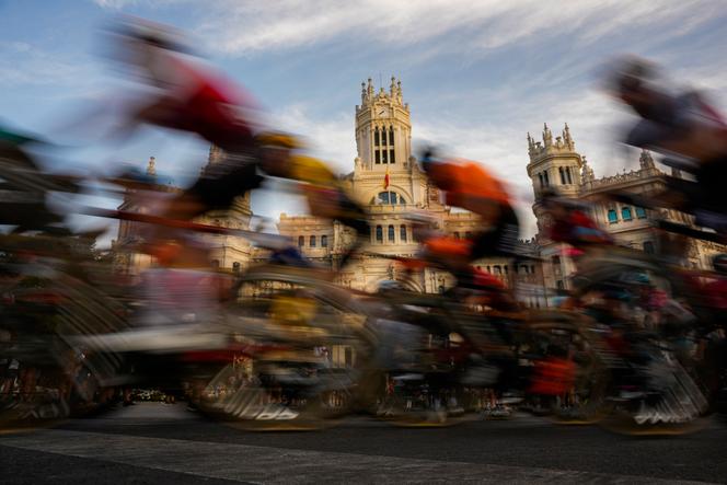 Le peloton passe devant l’hôtel de ville de Madrid lors de la 21ᵉ étape de la 77ᵉ Vuelta, le 11 septembre 2022.