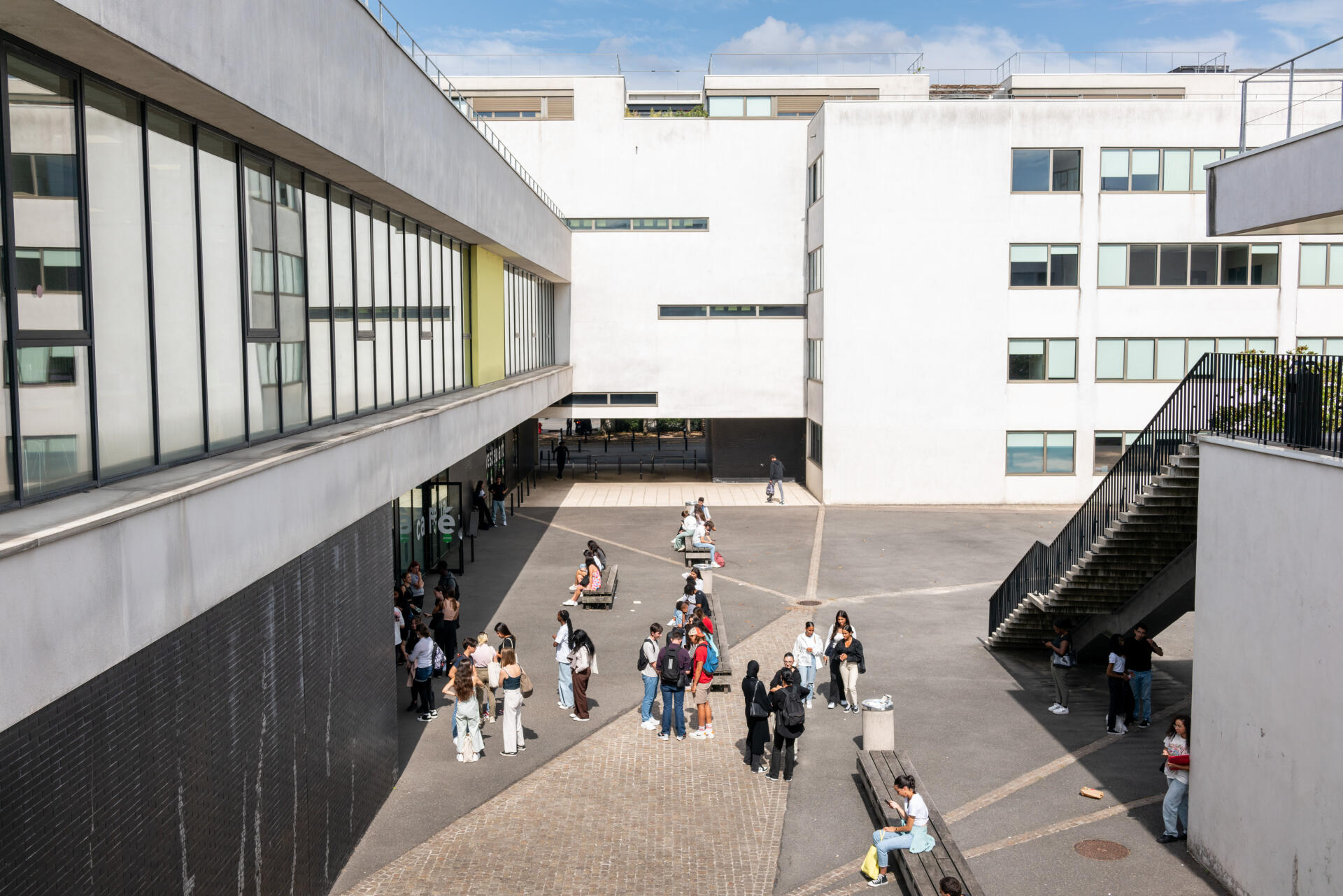 Des étudiants devant un bâtiment de la faculté de droit de l’université Paris-Est-Créteil, le 1er septembre 2022.