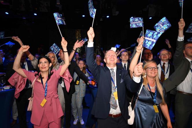 Des partisans du parti Démocrates de Suède célèbrent les résultats partiels des legislatives, donnant le meilleur résultat de leur histoire, à Nacka, près de Stockholm, le 11 septembre 2022.