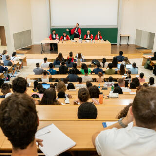 Créteil, France le 1er septembre 2022 : Les étudiants de premiere année sont accueillis dans l’amphitheatre pour un discours de bienvenue du doyen Monsieur Gamet.