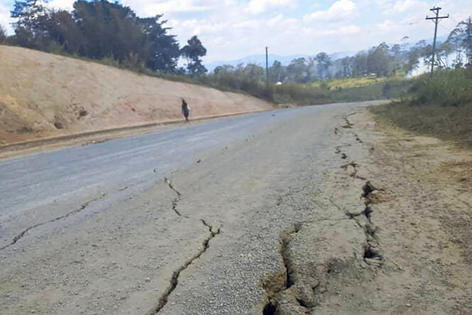 Una strada vicino a Kainantu, crepata dopo il terremoto che ha colpito la Papua Nuova Guinea l'11 settembre 2022.
