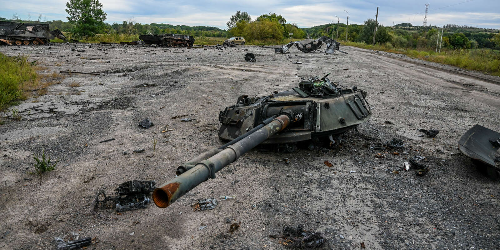 Un char détruit lors d’affrontements entre ukrainiennes et russes, dans la région de Kharkiv, le 10 septembre 2022,