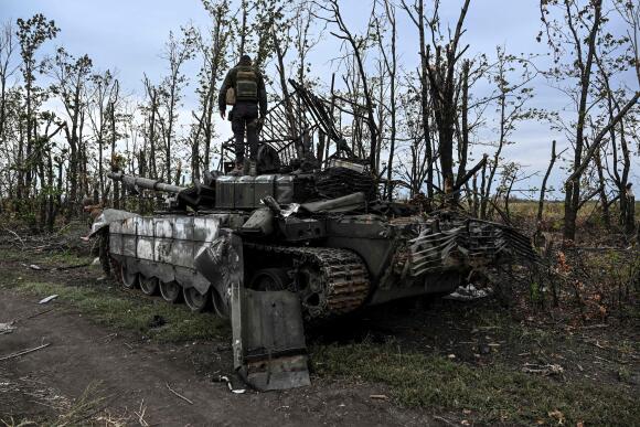 Photo prise le 11 septembre 2022 d’un soldat ukrainien juché sur un char russe abandonné près d’un village de la banlieue d’Izioum, dans l’oblast de Kharkiv.