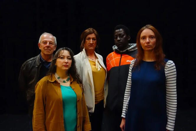 From left to right: Claude Thomas, Hida Sahebi, Barbara French, El Hadj Abdou Aziz Diaw and Anne-Sophie Ungouf in “Wild Minds”, by Marcus Lindeen, in 2017 at La Comédie de Caen.
