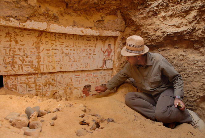 The archaeologist Vassil Dobrev in the tomb of the priest Haou, on the necropolis of Tabbet el-Guech, in 2003, from which had disappeared blocks engraved with hieroglyphs.