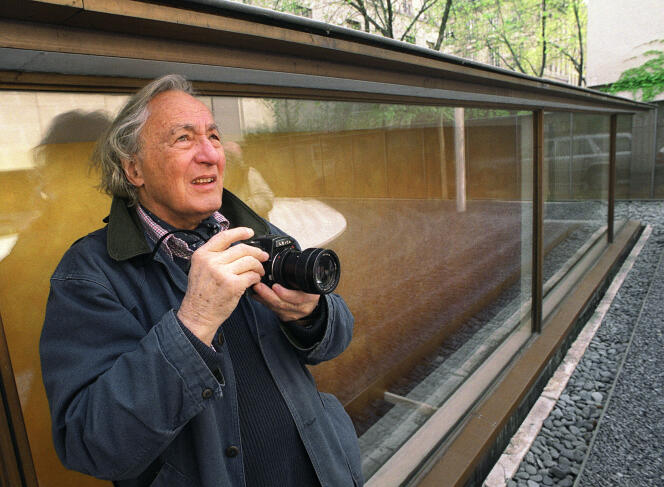 Le photographe américain William Klein, à Paris, le 15 avril 2002.
