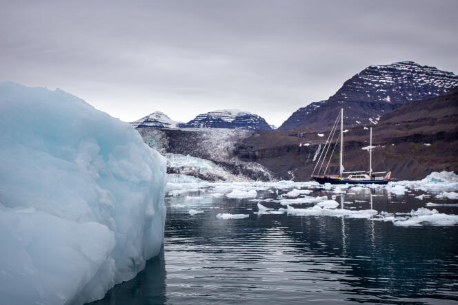 Le voilier polaire « Kamak », affrété pour l'expédition Greenlandia, dans le fjord Scoresby (Groenland), en août 2022.