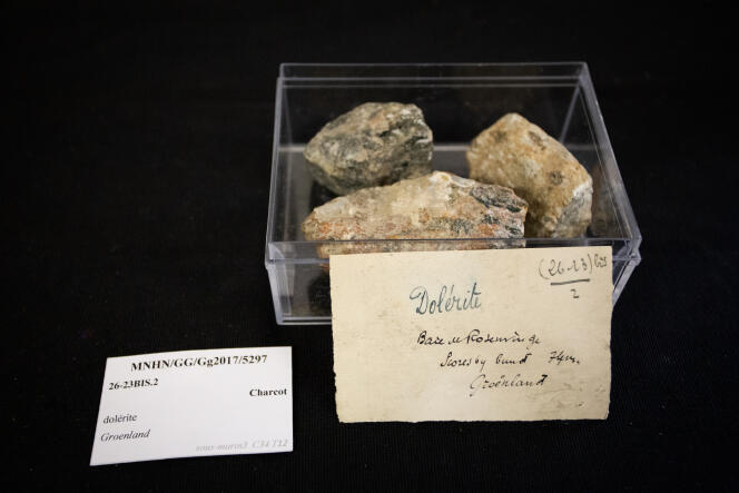 Une roche volcanique (dolérite), collectée en 1926 dans le fjord Scoresby (Groenland) par une mission du commandant Charcot, conservée aujourd'hui dans la collection de géologie générale du Muséum national d'histoire naturelle, à Paris, en août 2022.