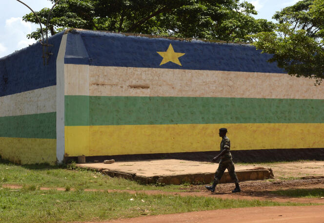 Un militaire passe devant le prison de Bangui, en Centrafrique, en avril 2014.