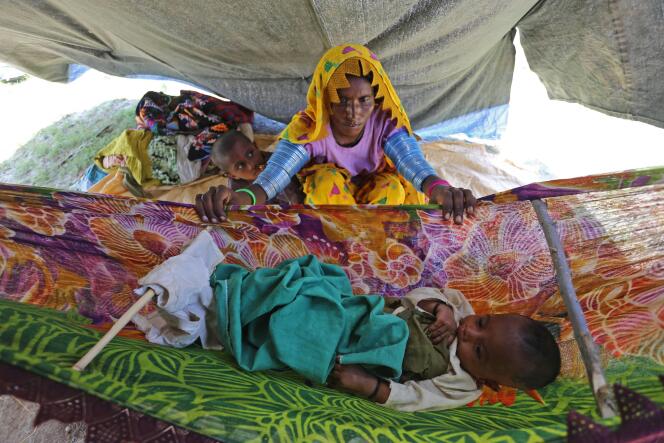 Une famille déplacée réfugiée sous une tente de fortune à la suite des pluies torrentielles qui se sont abattues dans la province du Sind, à Hyderabad (Pakistan), le 9 septembre 2022.