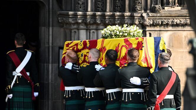 Elizabeth II's coffin is brought to Saint-Gilles Cathedral in Edinburgh (Scotland) on 12 September 2022. (Photo Paul ELLIS / AFP)