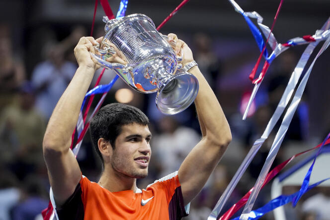 Carlos Alcaraz lifts the US Open winner's cup after his victory over Casper Ruud, in the final, September 11, 2022, in New York.