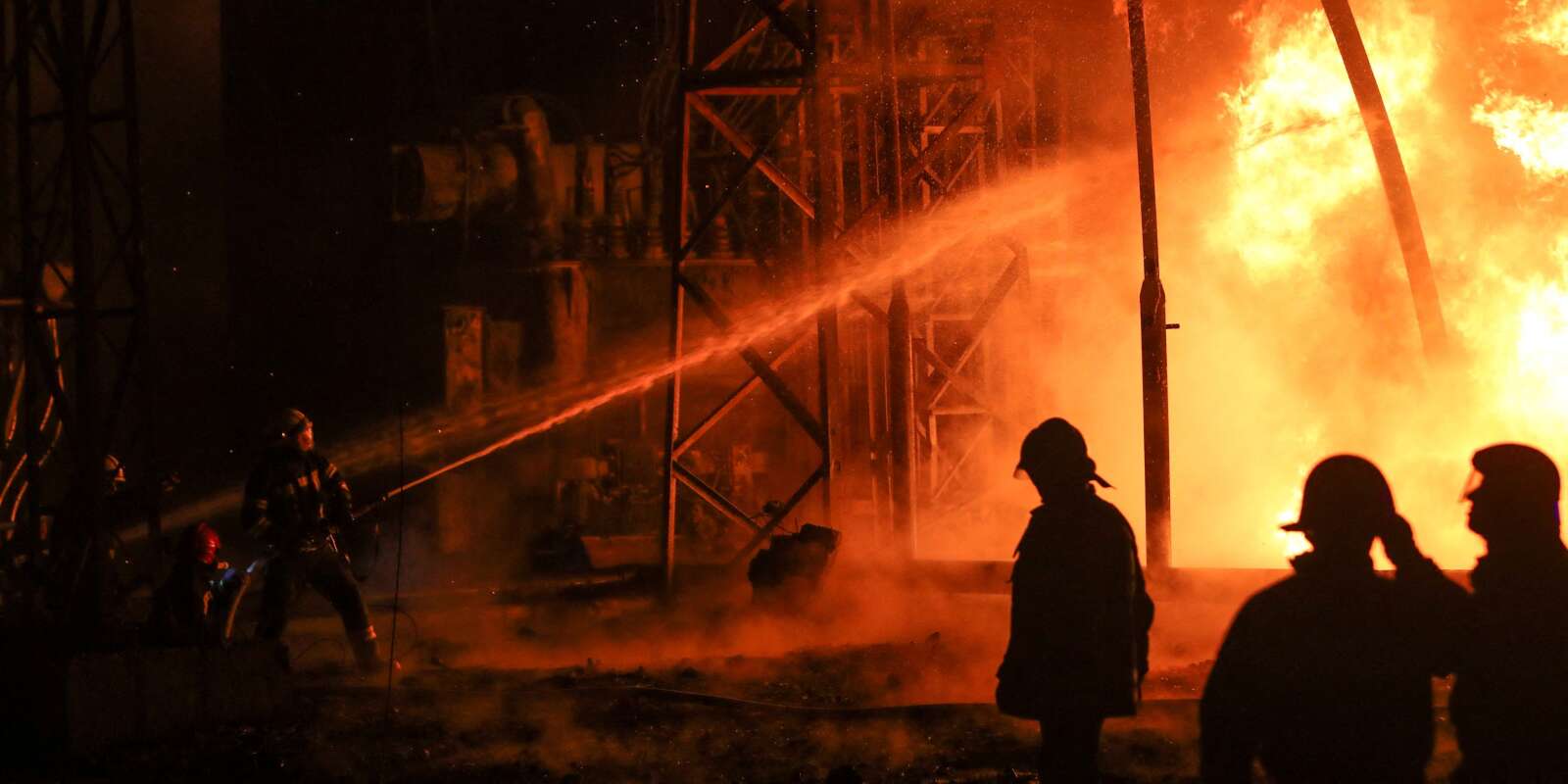 Des pompiers s’activent sur le site de la centrale thermique de Kharkiv, endommagée par une frappe de missile russe, le 11 septembre 2022.