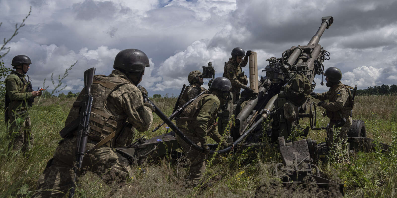 Des militaires ukrainiens s’apprêtent à pilonner une position russe avec un obusier M777 américain, dans la région de Kharkiv, le 14 juillet 2022.