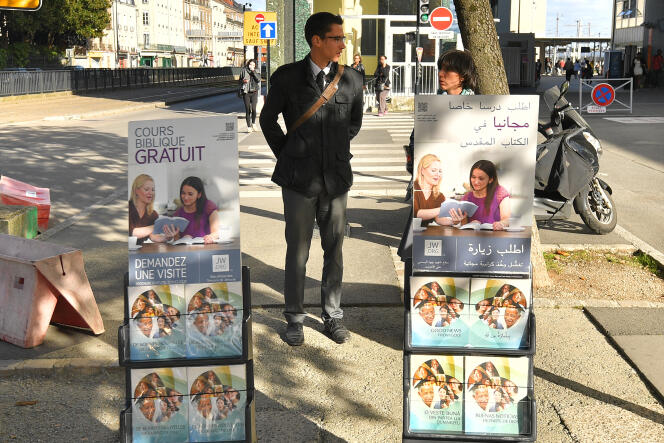 Des Témoins de Jéhovah exposent des brochures à Nantes (Loire-Atlantique), le 20 octobre 2017.