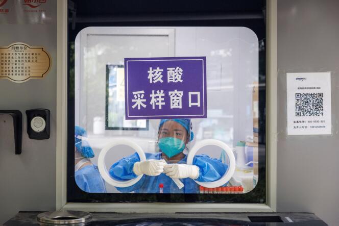 Un trabajador de prevención de pandemias en una cabina de pruebas, luego de un brote de la enfermedad por coronavirus en Beijing, China, el 13 de septiembre de 2022. 