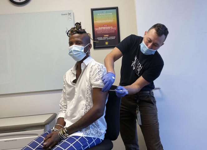 Une personne reçoit le vaccin contre la variole du singe à la clinique de vaccination de la San Francisco AIDS Foundation, le 2 septembre 2022.