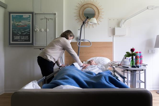 Une bénévole d’accompagnement rend visite à une patiente de la Maison de Nicodème, un établissement de soins palliatifs, à Nantes, le 25 avril 2022.