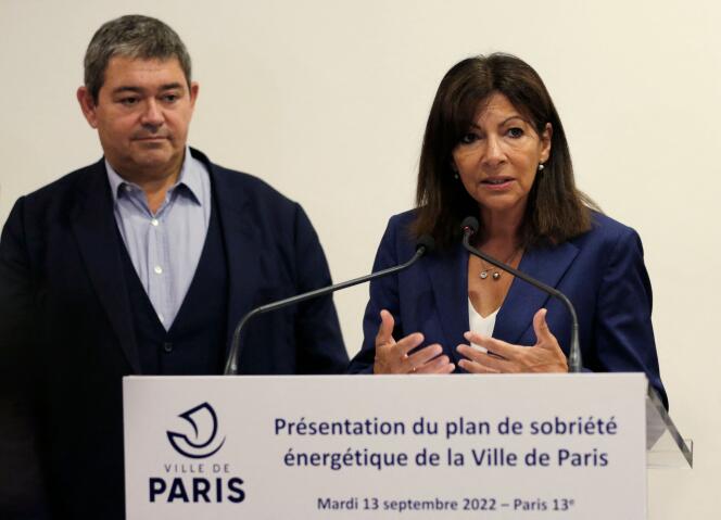 Anne Hidalgo La maire de Paris Anne Hidalgo, à côté du maire du 13e arrondissement Jérôme Coumet, donne une conférence de presse pour présenter son plan pour la sobriété énergétique de Paris, à Paris, le 13 septembre 2022.