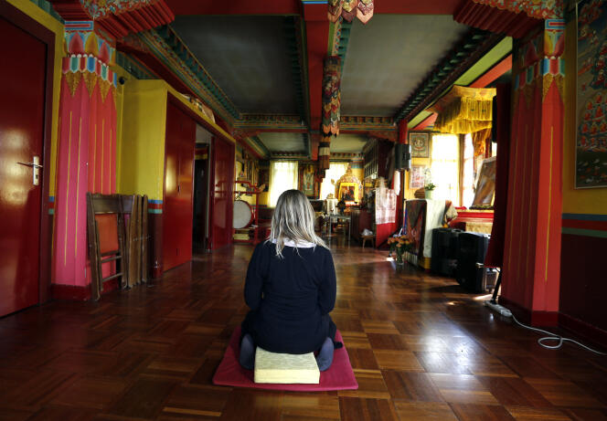 Une femme médite à l’intérieur d’une salle du centre bouddhiste tibétain Kagyu-Dzong, près de la Grande Pagode du bois de Vincennes, à Paris, le 29 mai 2015. 