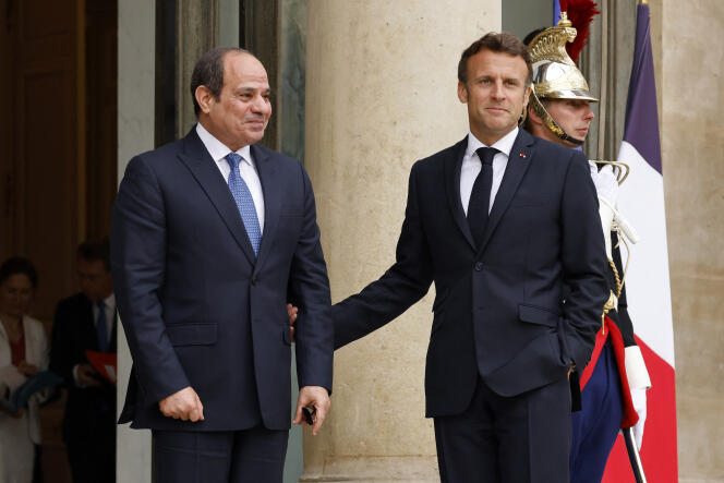 El presidente francés Macron y el presidente egipcio Abdel Fattah Al-Sissi (izquierda) en el Palacio del Elíseo en París el 22 de julio de 2022.
