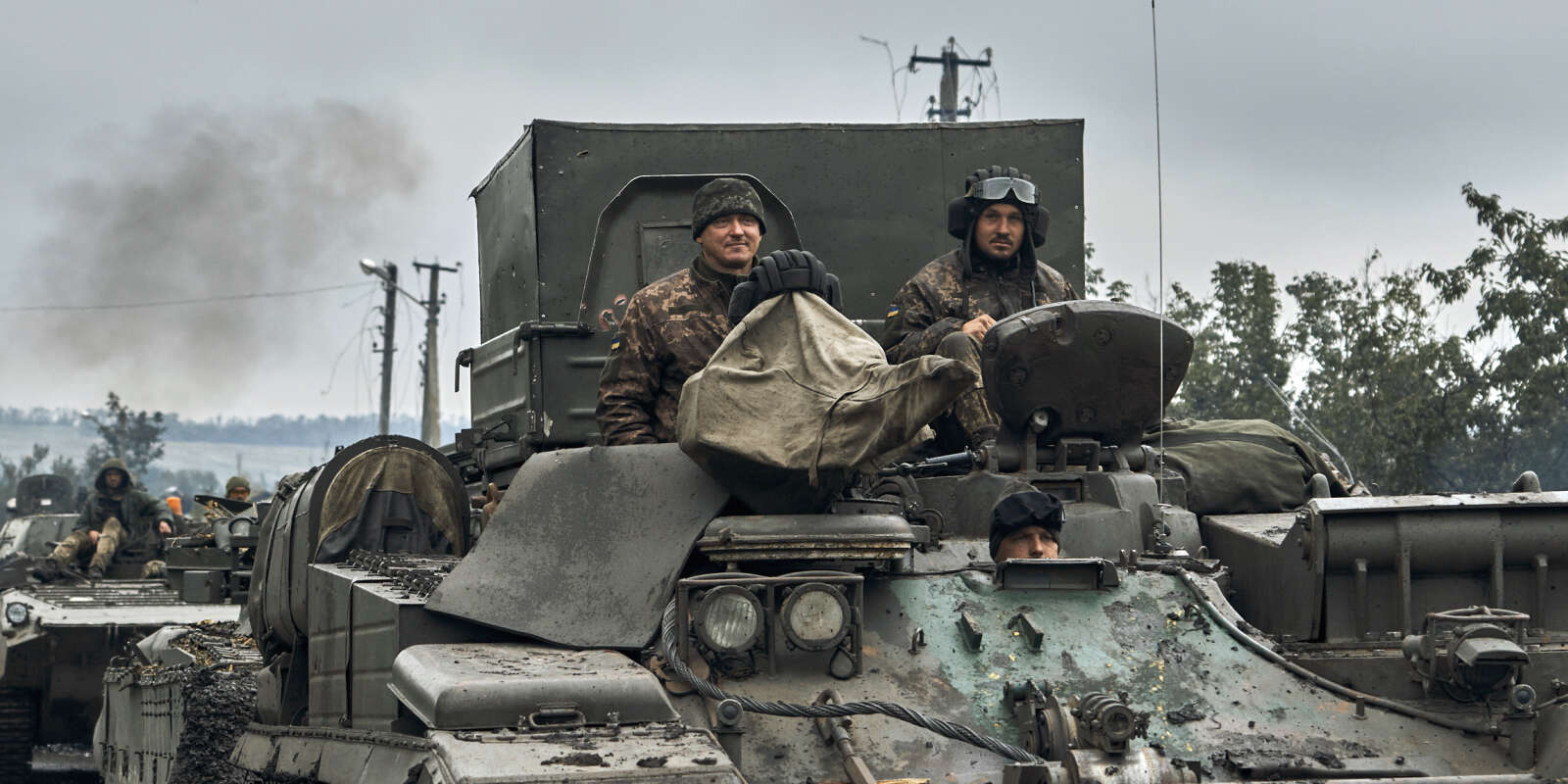 Des véhicules militaires ukrainiens se déplacent sur une route dans le territoire libéré de la région de Kharkiv, en Ukraine, le lundi 12 septembre 2022.