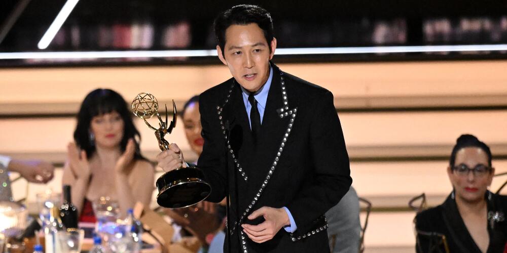 Lee Jung-jae reçoit son Emmy du meilleur acteur, lundi 12 septembre, à Los Angeles.