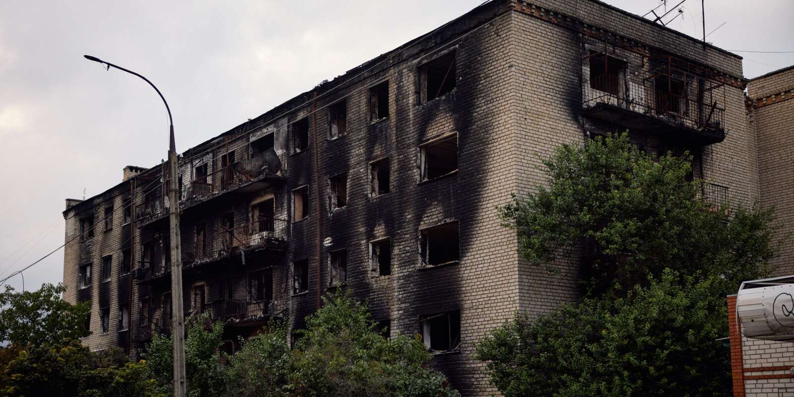 Un immeuble brûlé de la ville d’Izioum dans la région de Kharkiv, reprise depuis quelques jours par l’armée ukrainienne. Le 13 septembre 2022.
