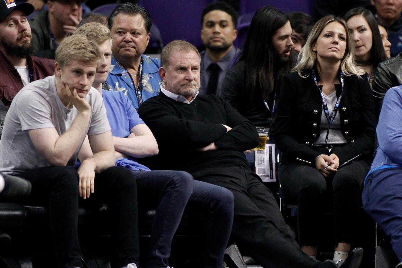 El propietario de los Phoenix Suns, Robert Sarver (centro), el 15 de diciembre de 2018, durante un partido de la NBA.