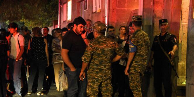 Des proches de militaires arméniens blessés lors d’affrontements frontaliers avec l’Azerbaïdjan se sont rassemblés devant un hôpital militaire à Erevan, le 13 septembre 2022. 