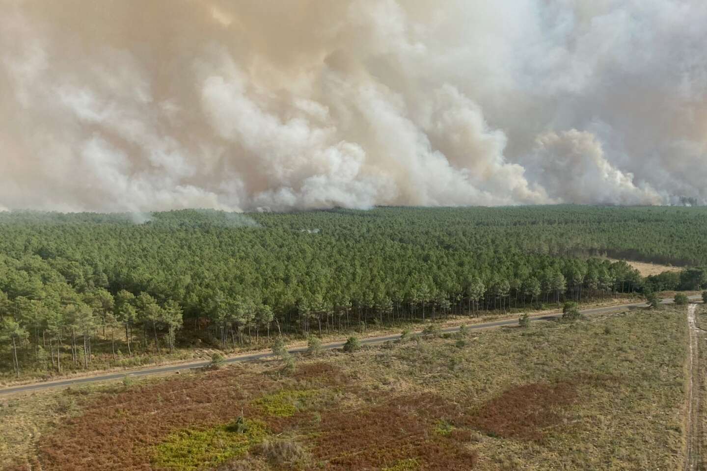 Incendie en Gironde : 3 500 hectares brûlés, la progression des flammes a ralenti durant la nuit