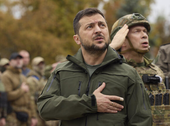 Le 14 septembre 2022, le président ukrainien, Volodymyr Zelensky, s’est rendu à Izioum, au sud-est de Kharkiv, dans une zone reprise par l’armée ukrainienne.