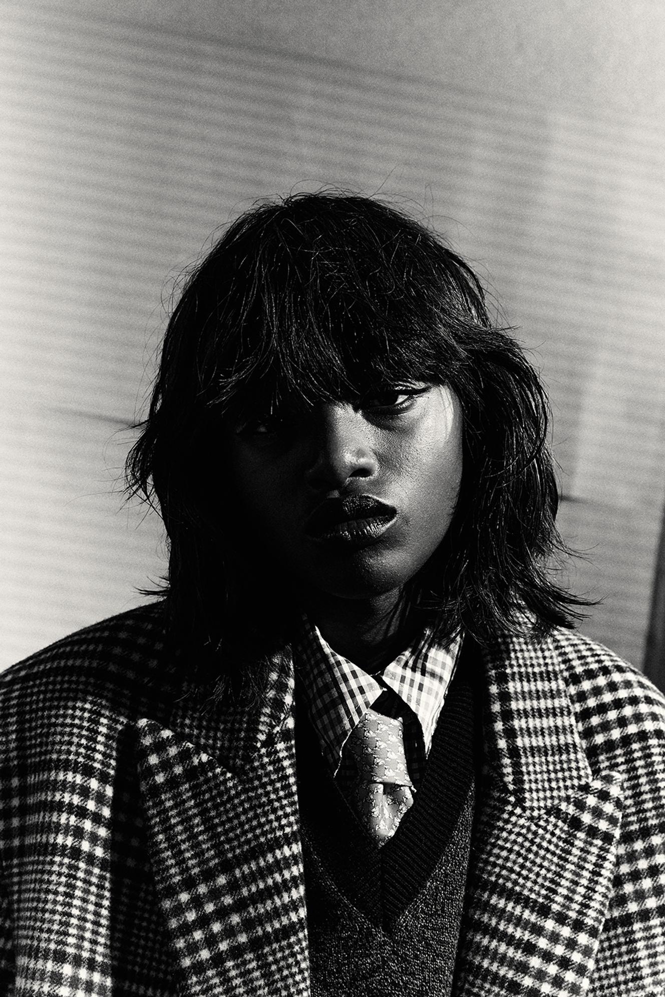 Logimico coat in virgin wool and Rivalia cotton shirt, Isabel Marant, €1,290 and €290. isabelmarant.com Sleeveless v-neck sweater, Margaret Howell. margarethowell.fr Tie, Hermes. hermes.com