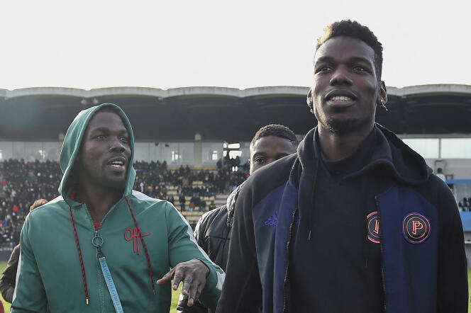 Paul Pogba et son frère Mathias (à sa gauche), lors d’un match caritatif dans le cadre de l’événement « 48 h pour la Guinée », au stade de la Vallée du Cher à Tours, le 29 décembre 2019.