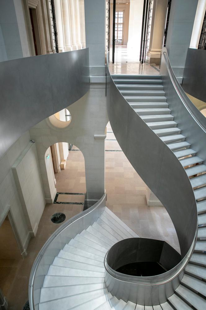 L’escalier tournant du grand hall, en acier et en aluminium vernis, à la Bibliothèque nationale de France, sur le site Richelieu (Paris 2ᵉ), en septembre 2021.