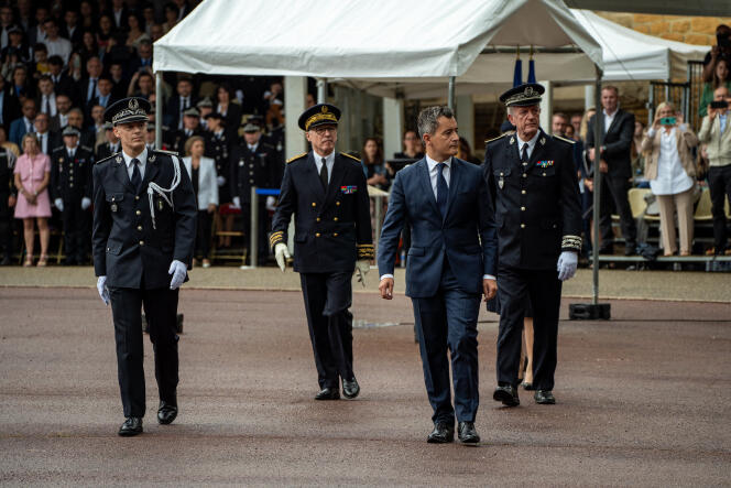 Gérald Darmanin, ministre de l’intérieur, et Frédéric Veaux (au second plan, à droite), lors des cérémonies de baptême et de sortie des 73e et 72e promotions des commissaires de police, à l’Ecole nationale supérieure de la police, à Saint-Cyr-au-Mond-d’Or (Rhône), le 24 juin 2022.